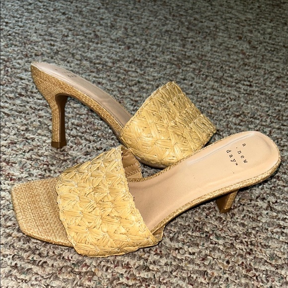 New Without Tags Elegant Tan Woven Kitten Heeled Mules - Picture 1 of 2